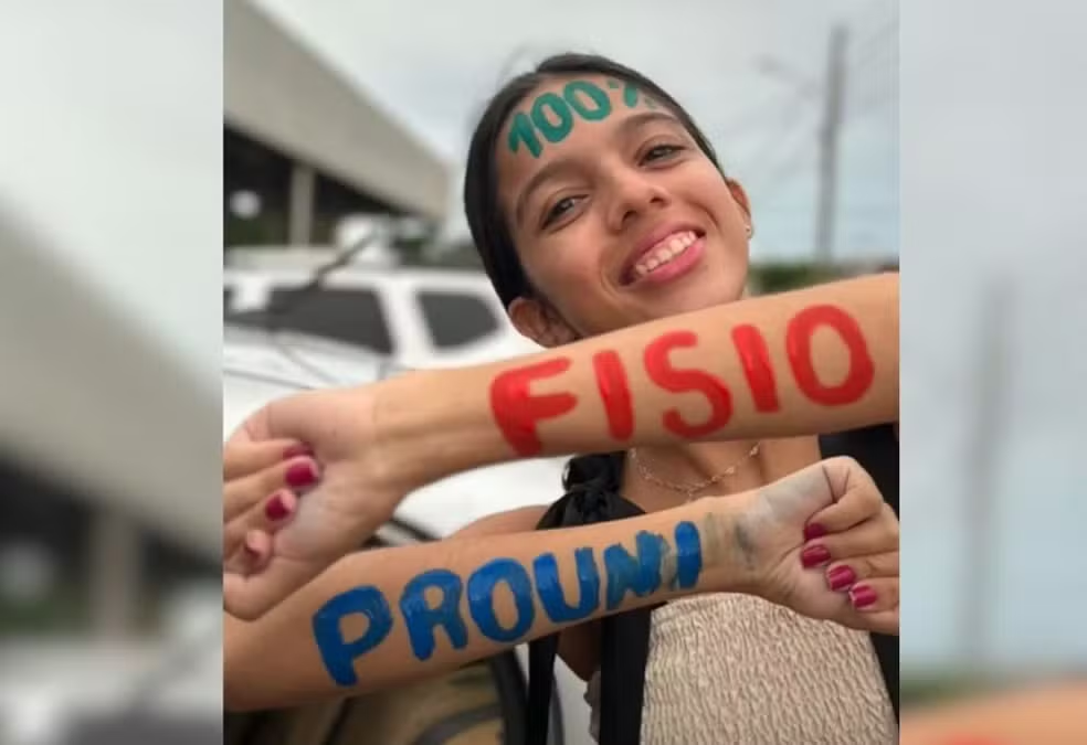 image-288 🎓✨ [VÍDEO] Jovem surpreende mãe em supermercado com notícia de bolsa integral e emociona o Brasil: “A luta dela deu certo!”