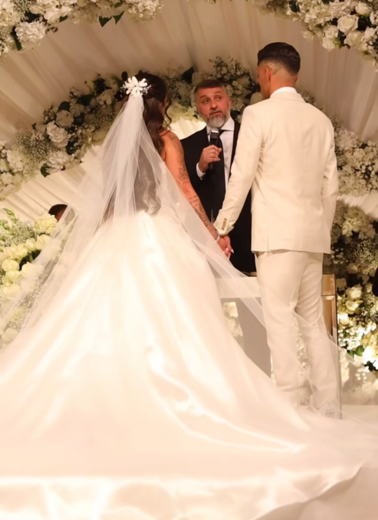 image-325-745x1024 😱[VÍDEO] Influenciador causa revolta ao “tomar” joias dos convidados durante o próprio casamento: “Saiu descalço e sem Rolex!” 💍🔥