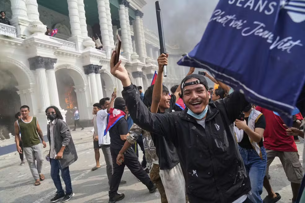 image-243 🔥 Nepal em chamas: fúria da Geração Z explode após bloqueio de redes e ostentação de políticos — 19 mortos, prédios incendiados e governo em queda!