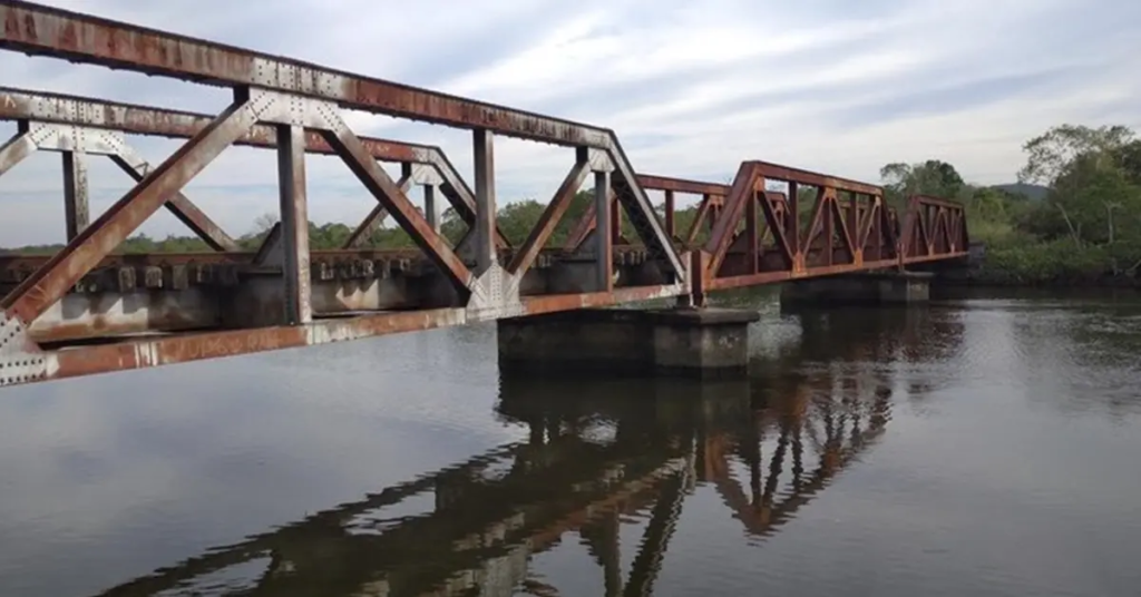 image-116-1024x536 Mulher cai de ponte ao tirar selfie e é salva por cadarço de tênis; vídeo