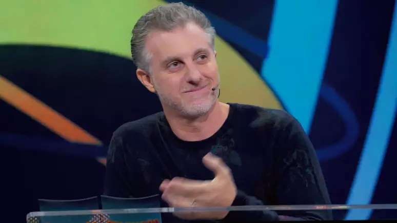 image Luciano Huck revela trauma da infância no Domingão: 'Nem a Angélica sabe'