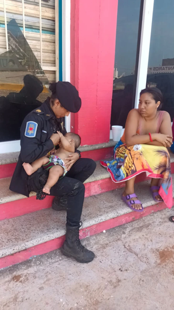 image-1-576x1024 Uma policial amamentou um bebê que chorava por estar há 2 DIAS sem comer, após um furacão mortal
