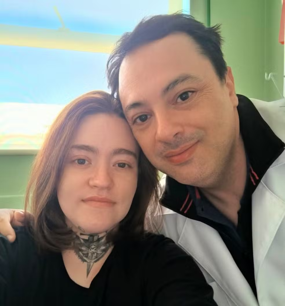 image-123-953x1024 Jovem com a 'pior dor do mundo' deve ser colocada em coma induzido como medida paliativa: 'A ideia é que meu cérebro reinicie'