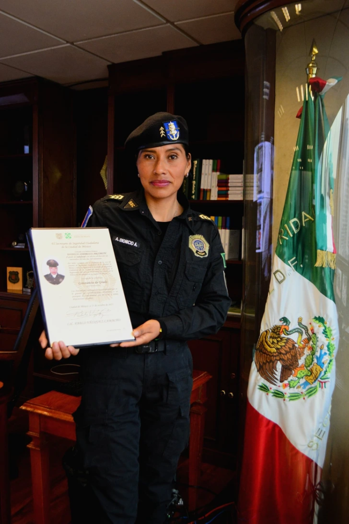 image-3-681x1024 Uma policial amamentou um bebê que chorava por estar há 2 DIAS sem comer, após um furacão mortal