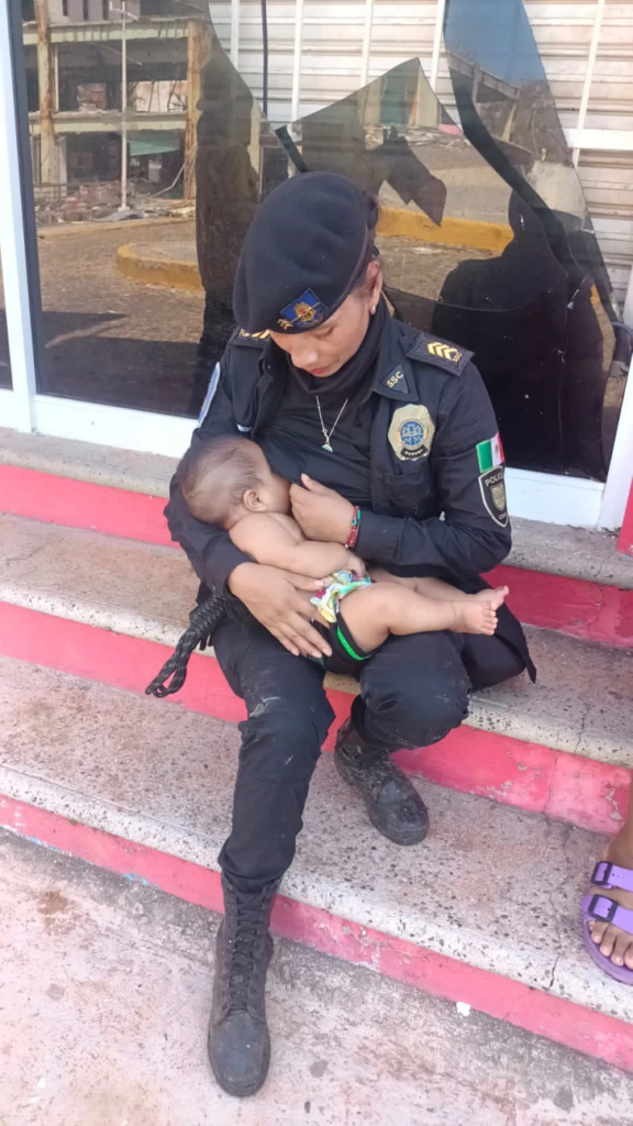 image-576x1024 Uma policial amamentou um bebê que chorava por estar há 2 DIAS sem comer, após um furacão mortal