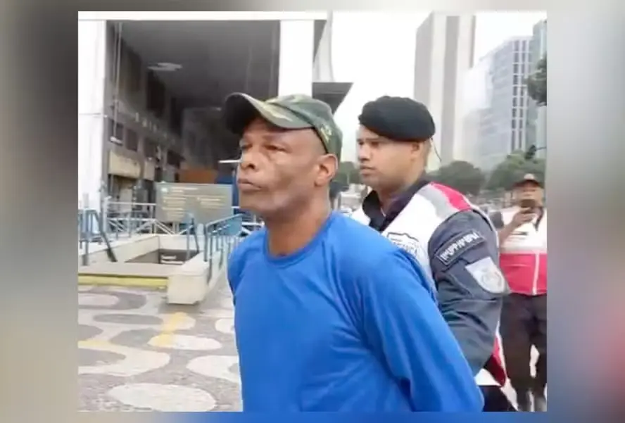 image-184 🚨MONSTRO DESALMADO! Morador de Rua Mata Empresário no Centro do Rio Após “Negar Ajuda” – Câmeras Flagram Tudo e Ele Esquece de Trocar a Roupa