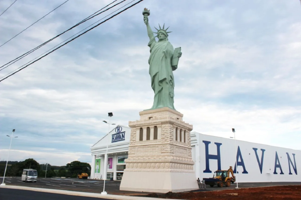 image-188-1024x682 🚨CHOCANTE! Estátua da Liberdade da Havan Custa R$ 1,5 MILHÃO Cada – Veja Por Que Luciano Hang Espalhou Réplicas por Todo o Brasil!