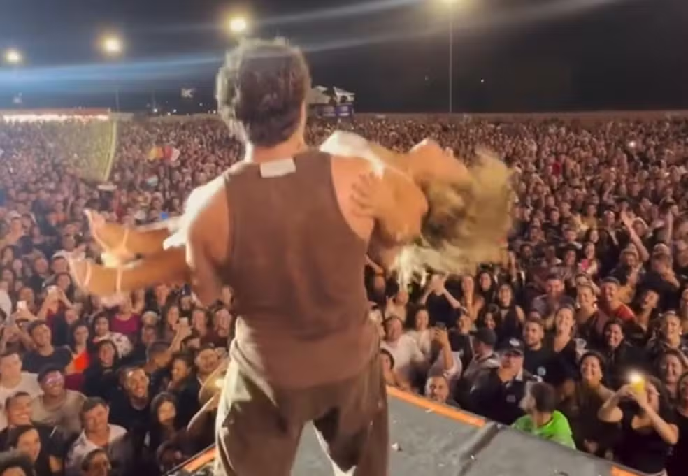 image-192 🚨POLÊMICA EXPLOSIVA: Nattan É DENUNCIADO Após Oferecer Dinheiro Para Homem Beijar Mulher com Nanismo em Palco Lotado – Associação Fala em “Violência Pública”!