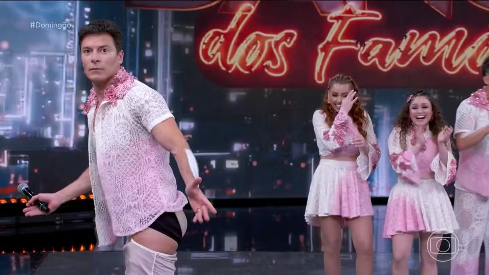 image-309 🚨 AO VIVO NA GLOBO! Rodrigo Faro TIRA A CALÇA, MOSTRA CUECA COM ENCHIMENTO E EXIBE BUMBUM no palco — plateia vai à loucura e web não perdoa! [VÍDEO]