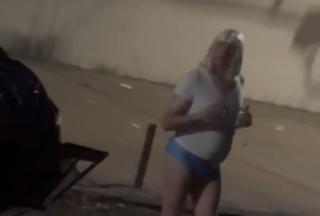 image-374-1024x691 [VÍDEO CHOCANTE] Pastor famoso é flagrado nas ruas usando peruca loira e calcinha — “investigação pessoal”, alega ele em vídeo polêmico!