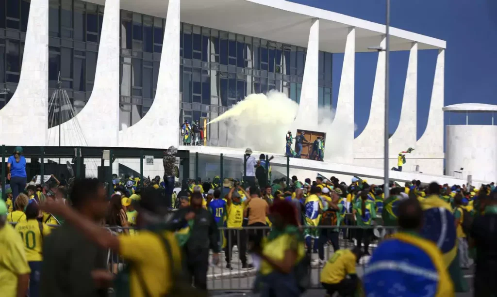 image-402 8 de Janeiro: mais de 1,4 mil presos, mas apenas 141 continuam atrás das grades; Bolsonaro segue em prisão domiciliar