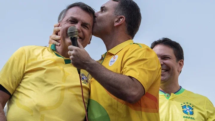 image-81 🚨 URGENTE: Flávio recebe notícia sobre o pai e apaga vídeo às pressas – Bolsonaro fala com tornozeleira eletrônica em cena que quase causou nova prisão