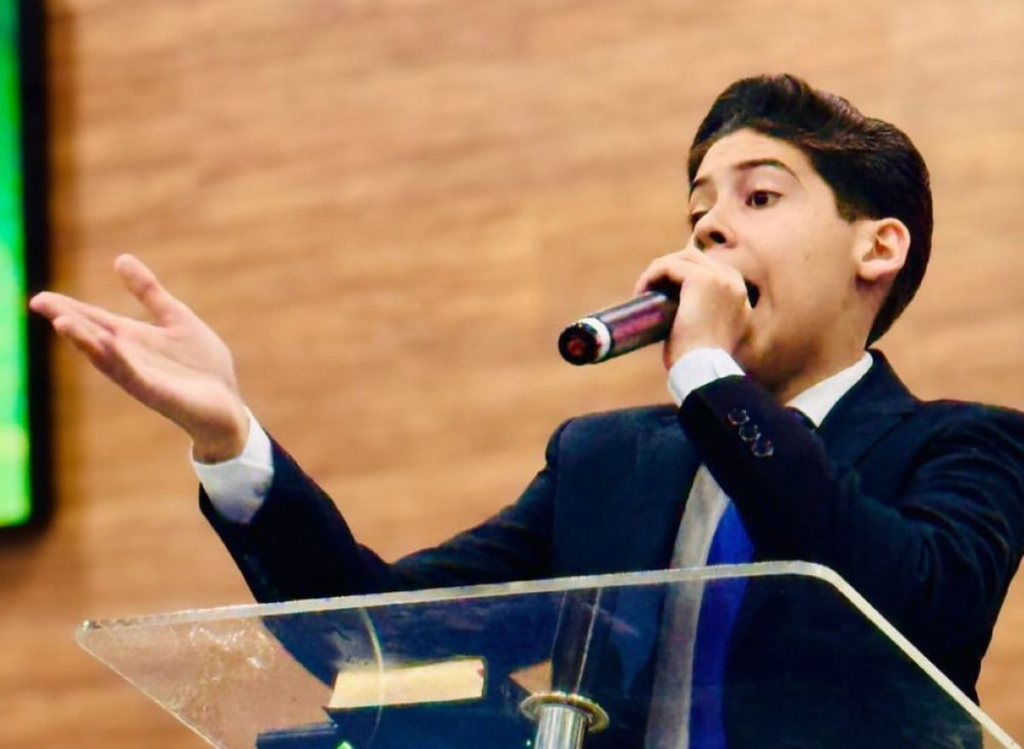 image-174-1024x749 🔥 [VÍDEO CHOCANTE] Pastor mirim de 15 anos surta em culto após ser chamado de “falso profeta” e expõe fiel ao vivo: “Sua amante, Cléber!”