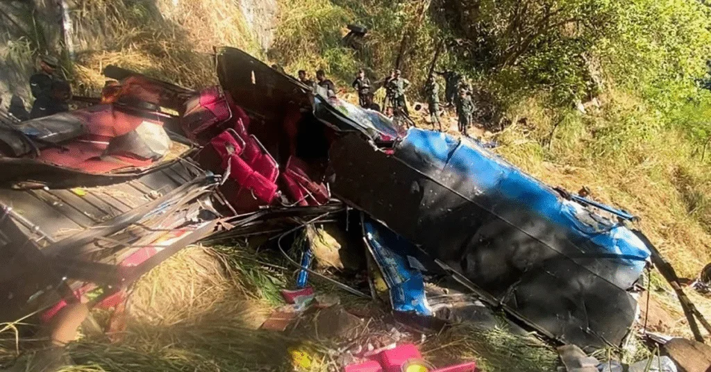 image-207 URGENTE: Ônibus despenca de penhasco no Sri Lanka e deixa ao menos 15 mortos – entre as vítimas, crianças