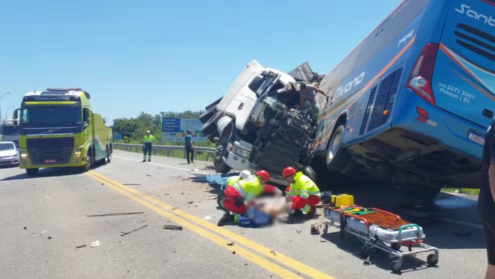 image-6 Colisão entre ônibus e carreta deixa quatro mortos na BR-116